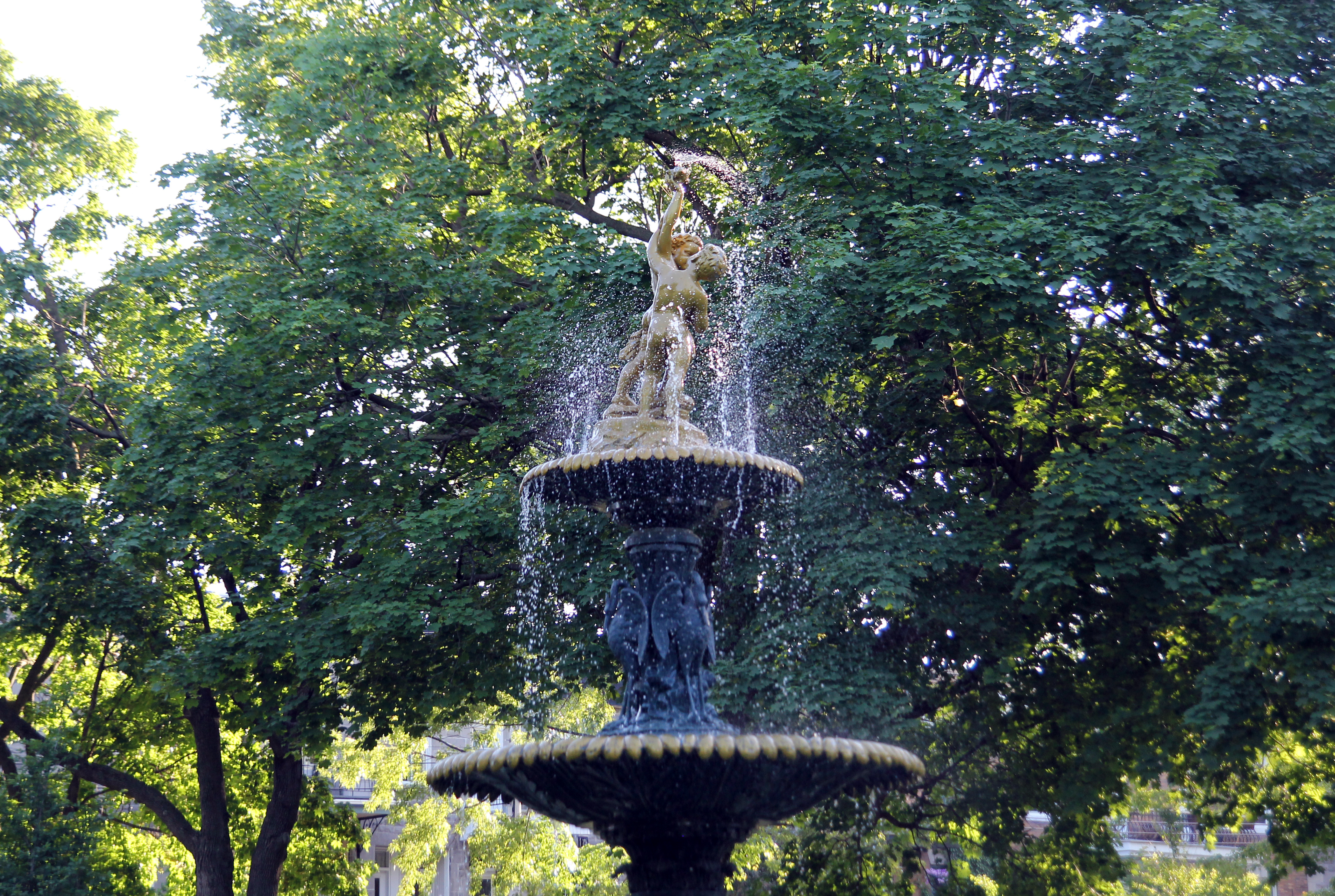 Fontaine du square Sir-George-Étienne-Cartier. Crédit photo : Maude Deblois