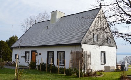 Maison Hébert-Dit-Lecompte, Saint-Jean-de-l’Ile-d’Orléans dont la toiture et les pignons sont couverts de bardeau de cèdre. Crédit photo : Patri-Arch 2013, © MRC de l’Île d’Orléans