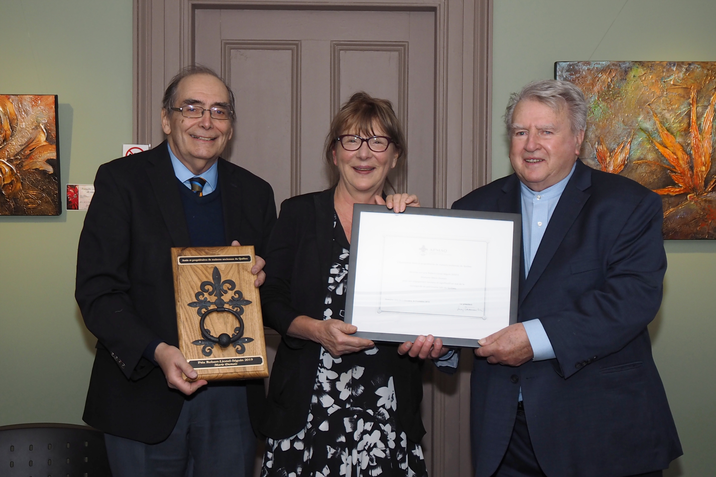 Louis Patenaude, président de l’APMAQ, et Michel Lessard, Prix Robert-Lionel-Séguin 1985, présentent le prix à Marie Dumais © Jerry Roy