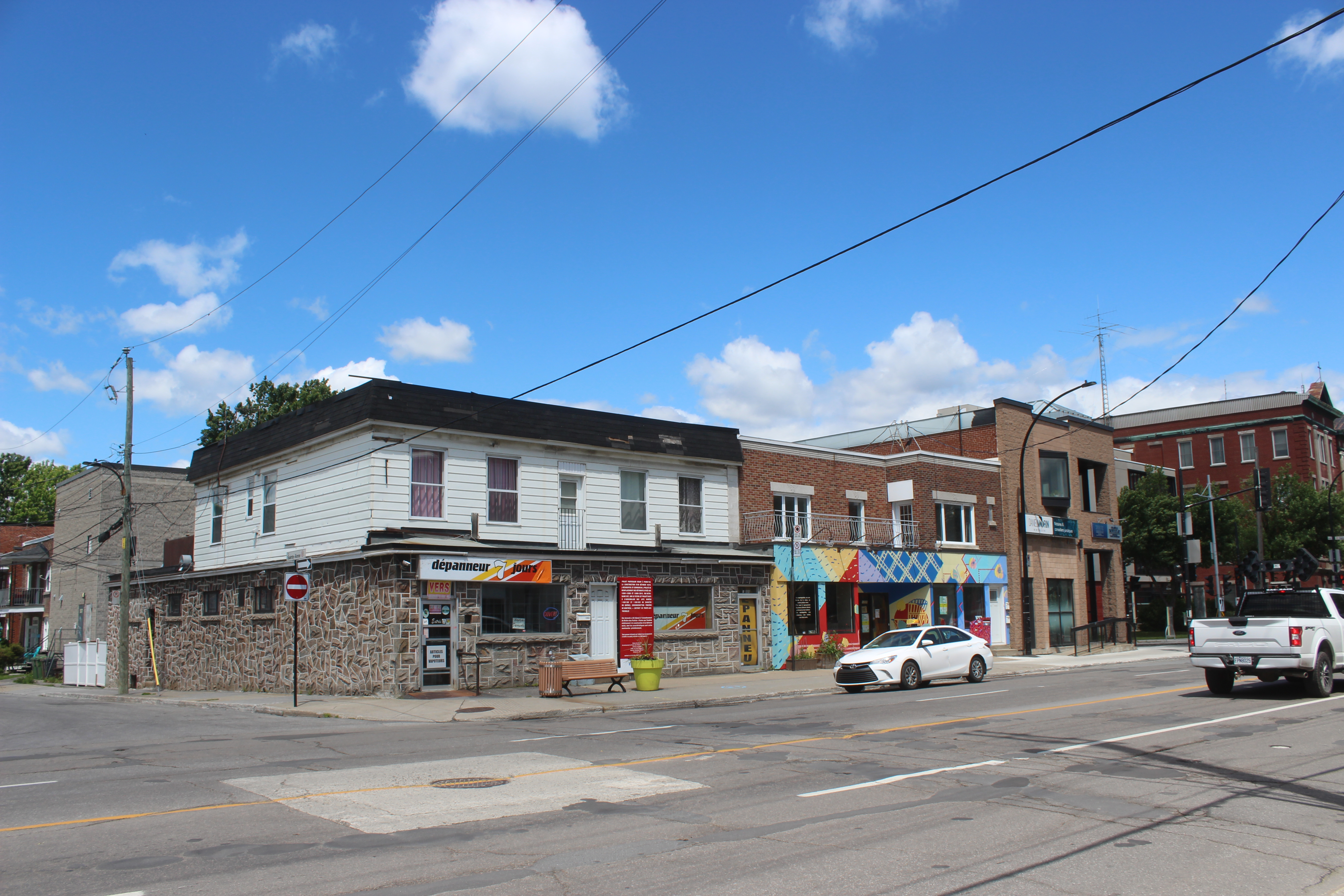 Côté Nord de la rue Notre-Dame Est (entre Sainte-Anne et Saint-Jean-Baptiste)