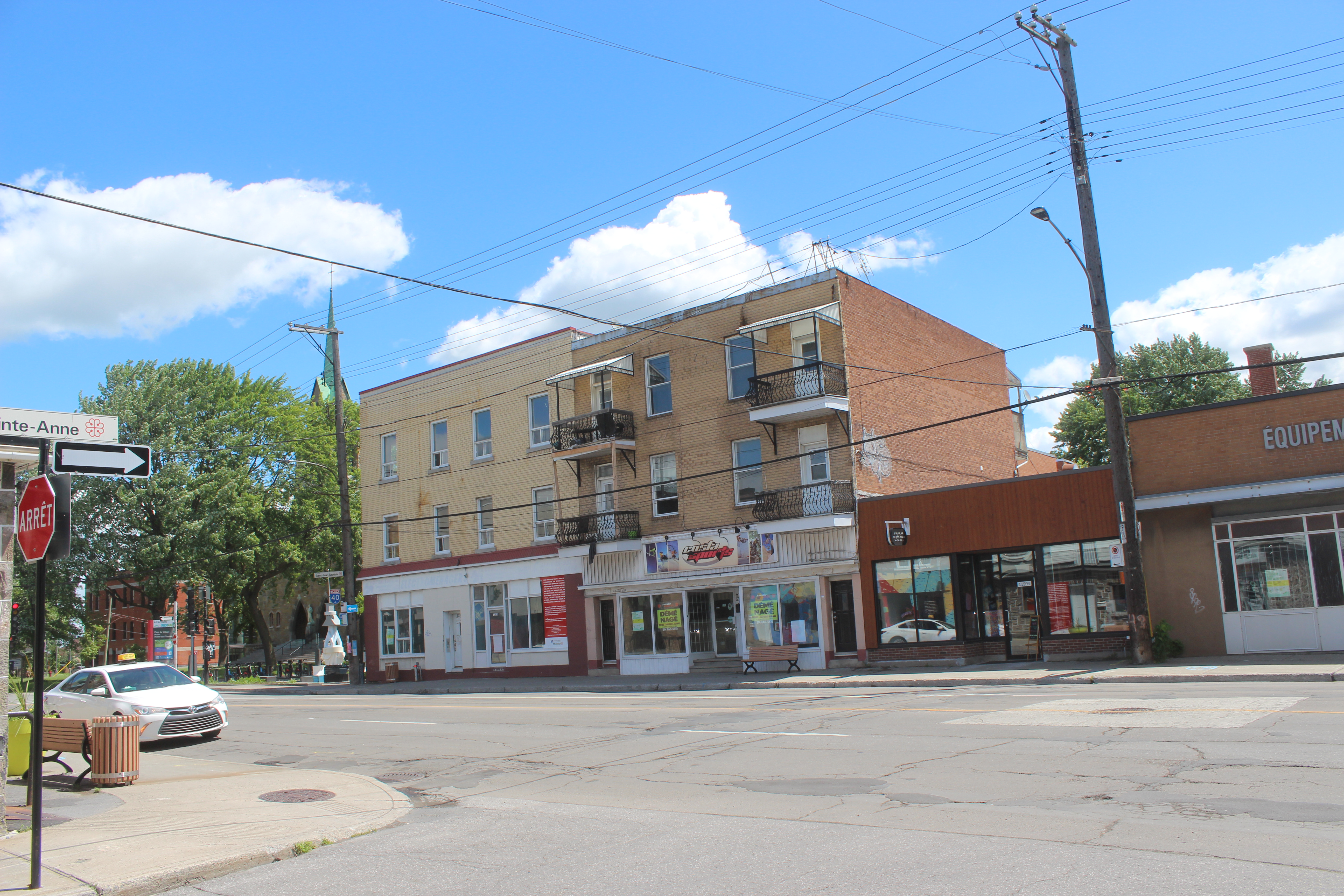 Côté Sud de la rue Notre-Dame Est  (entre Sainte-Anne et Saint-Jean-Baptiste)