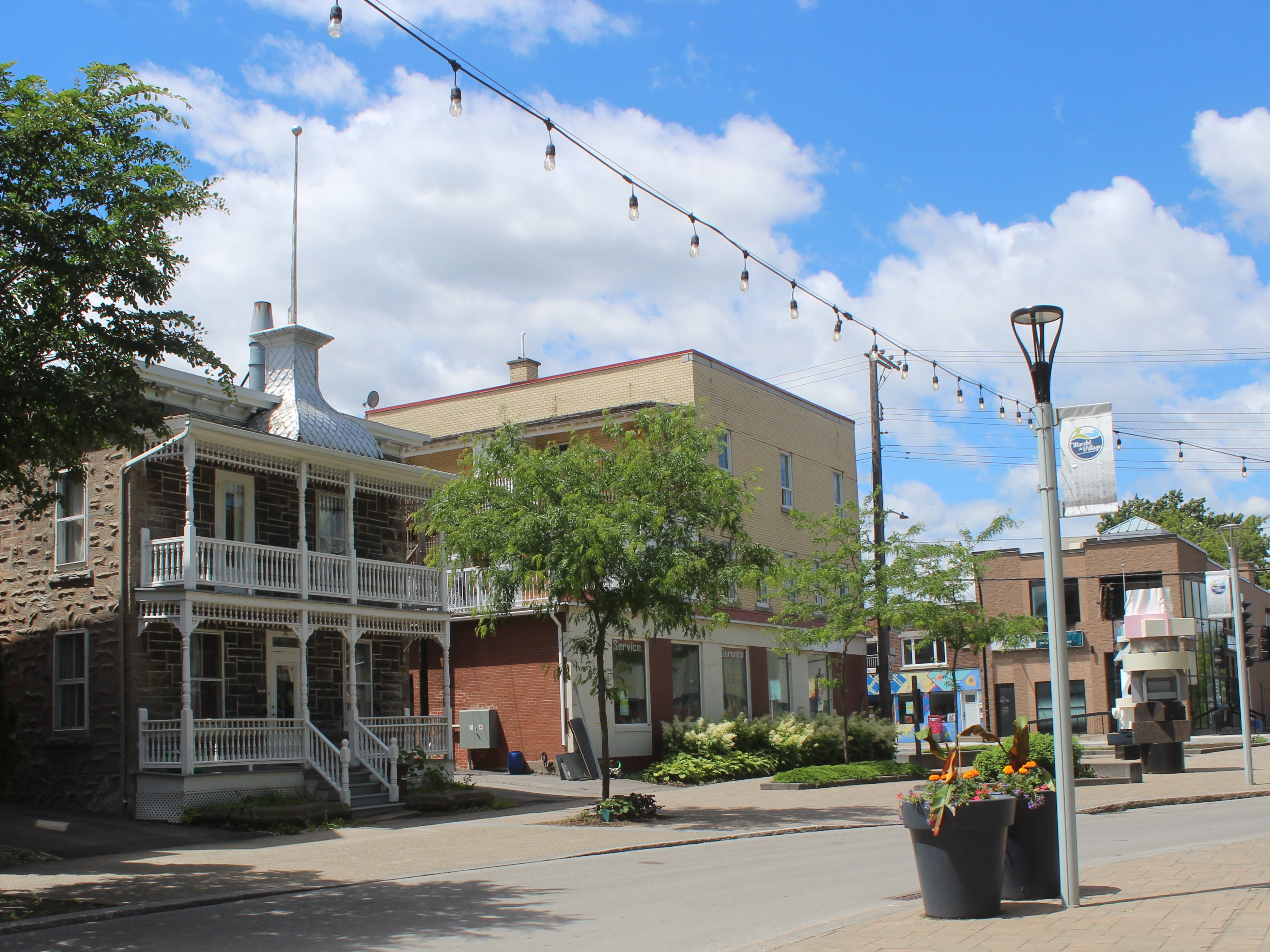 Le 76, boulevard Saint-Jean-Baptiste (face à la place publique)