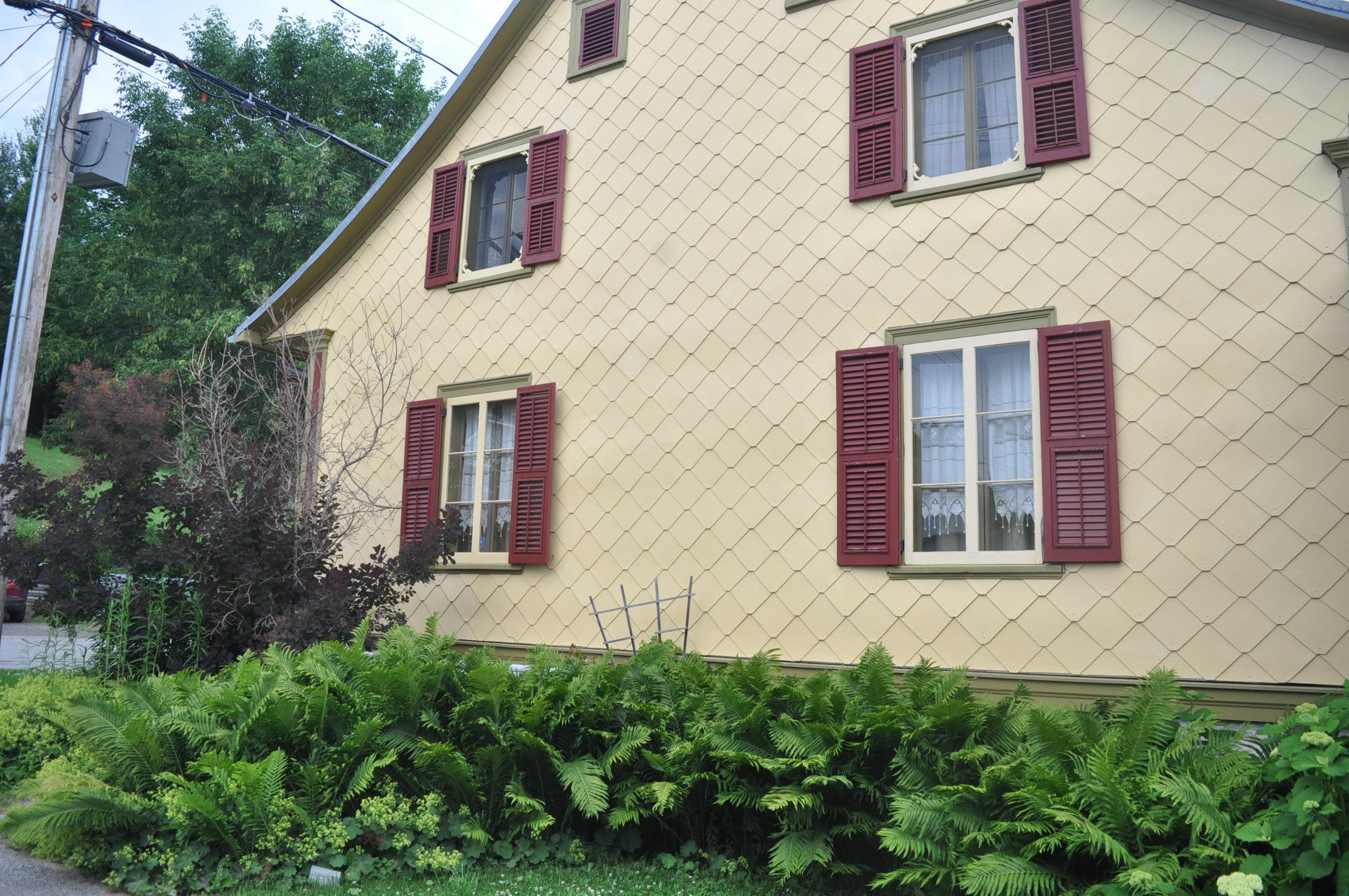 Maison du 19è siècle située à Grondines, couverte de panneaux d’amiante-ciment en forme de losanges. Les fenêtres d’origine sont munies de jalousies © Clément Locat