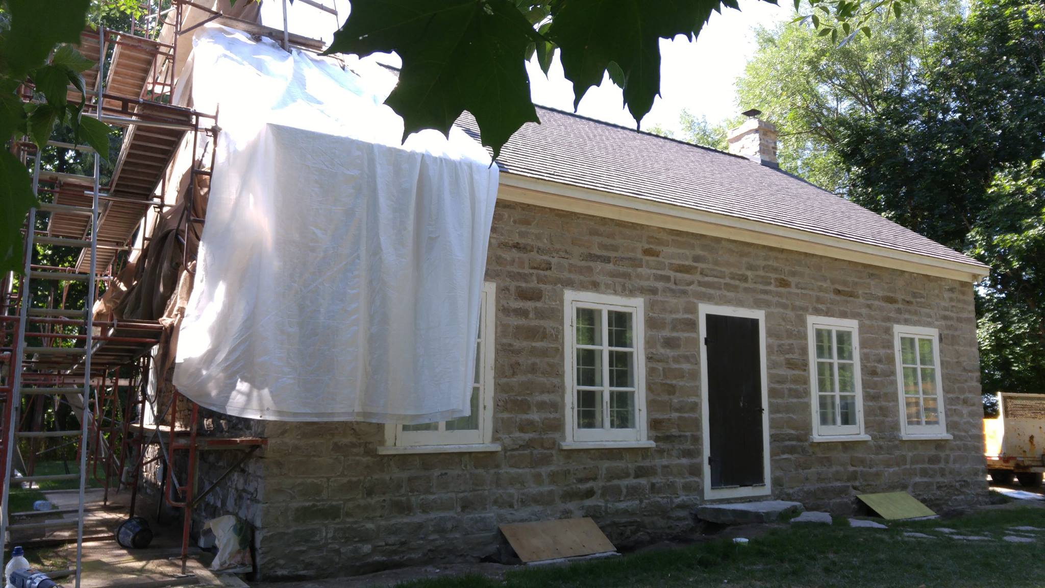 La maison Morison-Howick, près de Châteauguay, est début XIXe. Un rejointoiement complet y est effectué en 2016 par Métiers d’art du bâtiment ARTES inc.